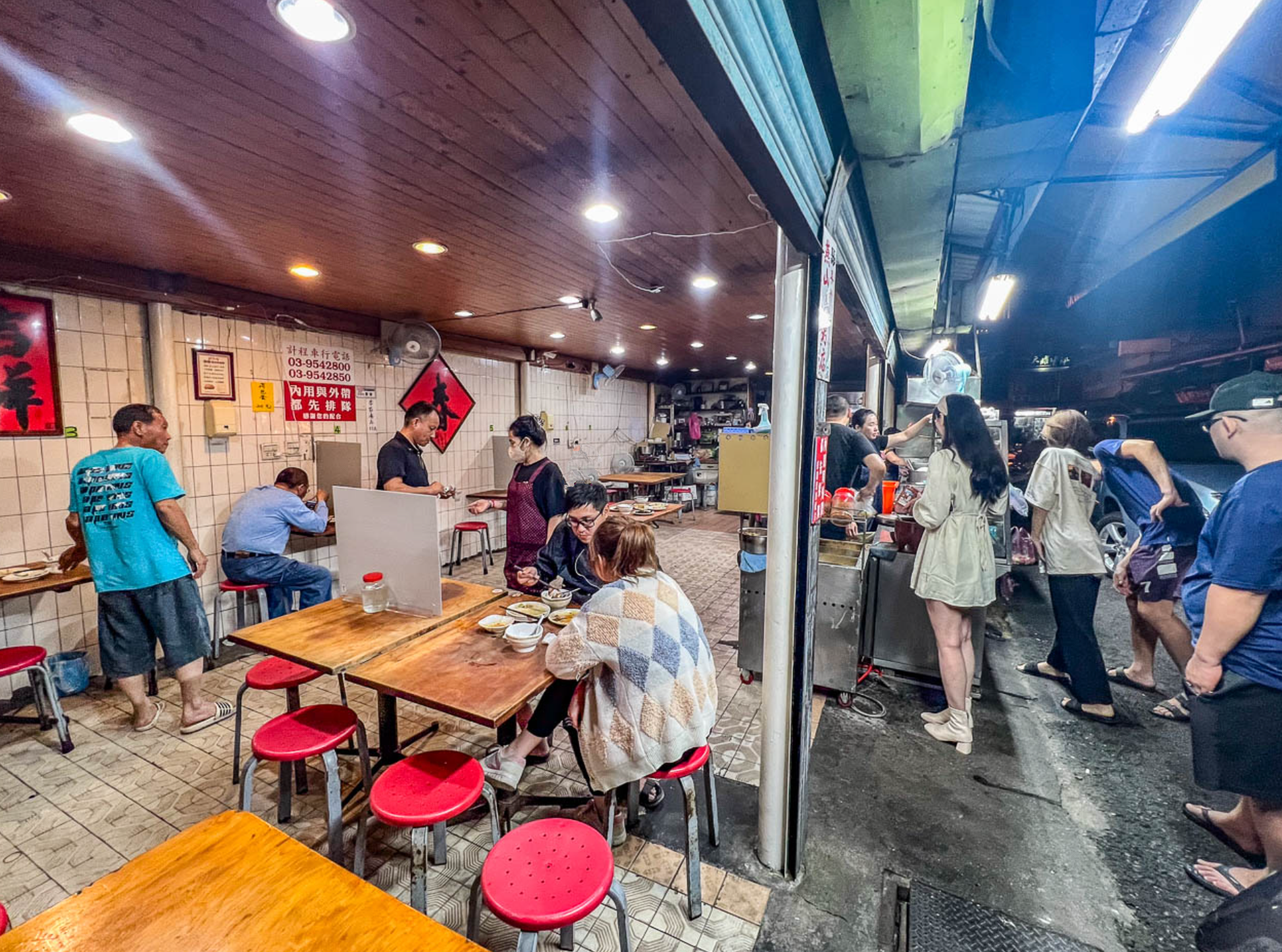 宜蘭縣羅東鎮燕山清粥店｜六十年老字號古早味清粥小菜，越晚越熱鬧在地深夜食堂