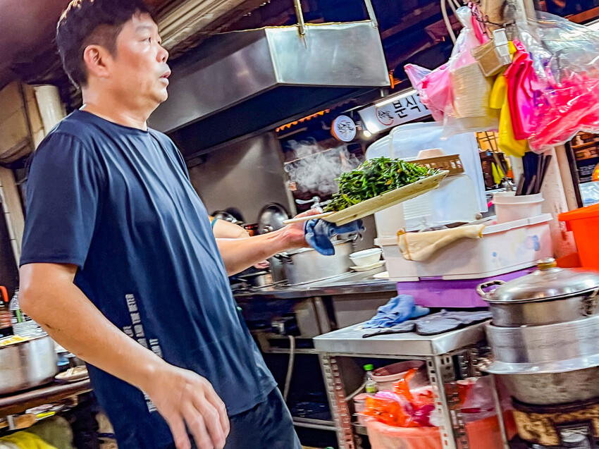 宜蘭縣羅東鎮燕山清粥店｜六十年老字號古早味清粥小菜，越晚越熱鬧在地深夜食堂