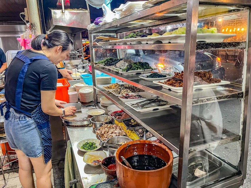 宜蘭縣羅東鎮燕山清粥店｜六十年老字號古早味清粥小菜，越晚越熱鬧在地深夜食堂