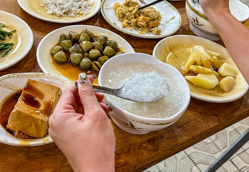 宜蘭縣羅東鎮燕山清粥店｜六十年老字號古早味清粥小菜，越晚越熱鬧在地深夜食堂