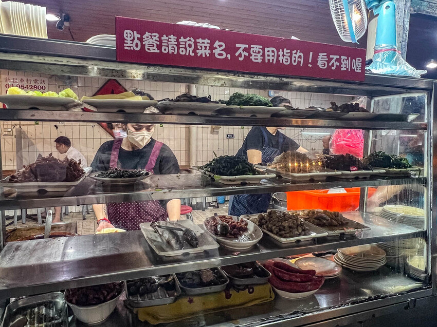 宜蘭縣羅東鎮燕山清粥店｜六十年老字號古早味清粥小菜，越晚越熱鬧在地深夜食堂