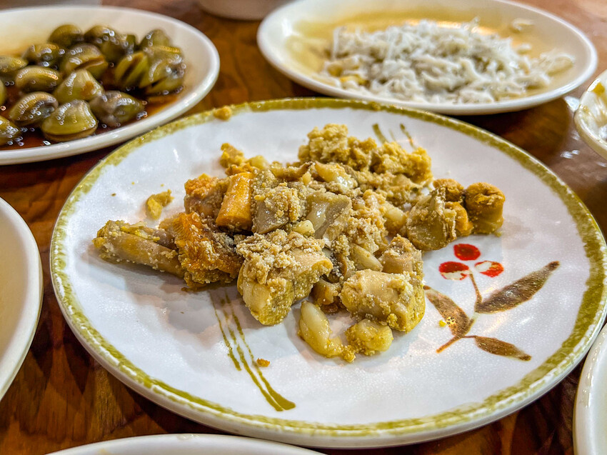 宜蘭縣羅東鎮燕山清粥店｜六十年老字號古早味清粥小菜，越晚越熱鬧在地深夜食堂