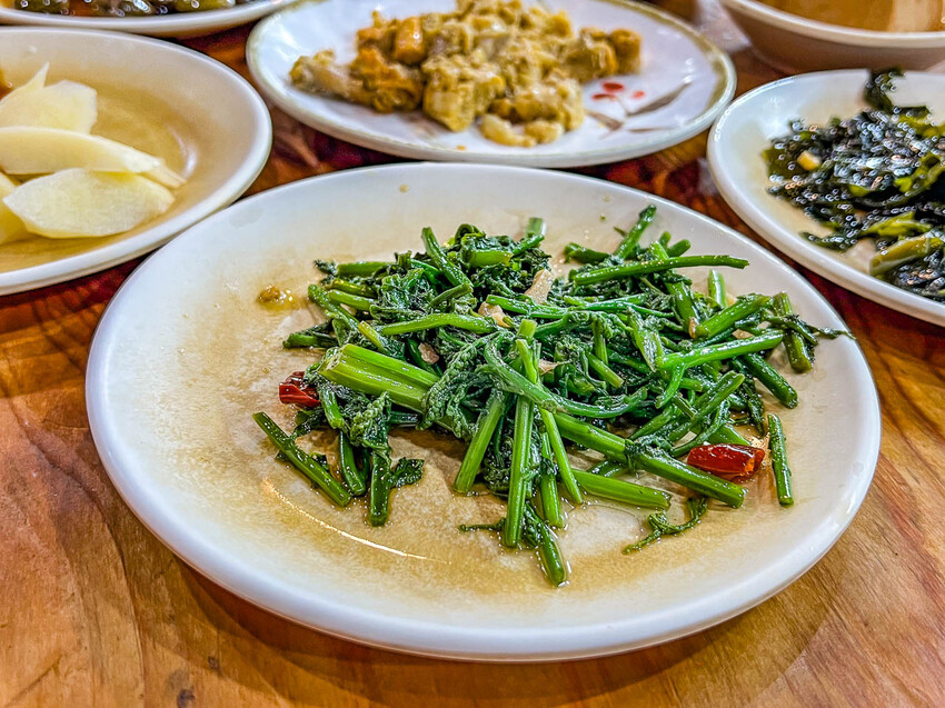 宜蘭縣羅東鎮燕山清粥店｜六十年老字號古早味清粥小菜，越晚越熱鬧在地深夜食堂