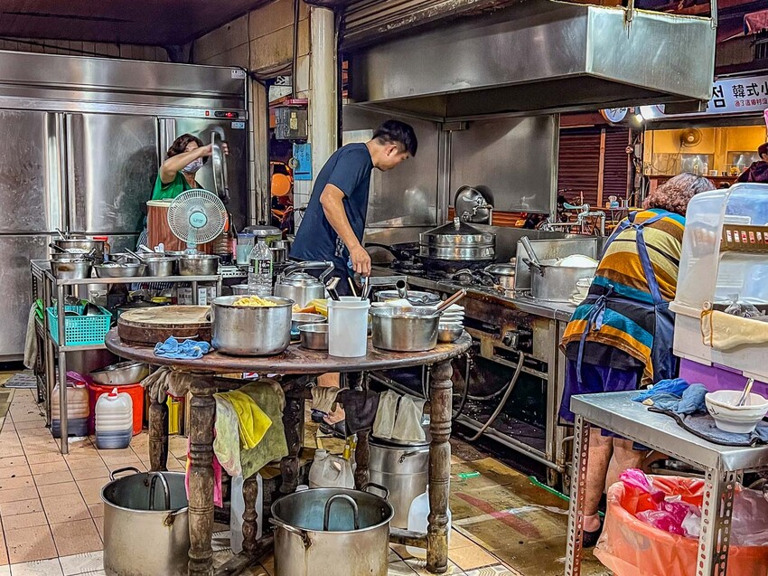 宜蘭縣羅東鎮燕山清粥店｜六十年老字號古早味清粥小菜，越晚越熱鬧在地深夜食堂