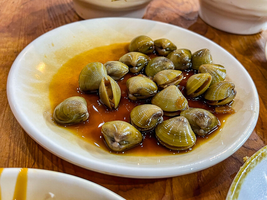 宜蘭縣羅東鎮燕山清粥店｜六十年老字號古早味清粥小菜，越晚越熱鬧在地深夜食堂