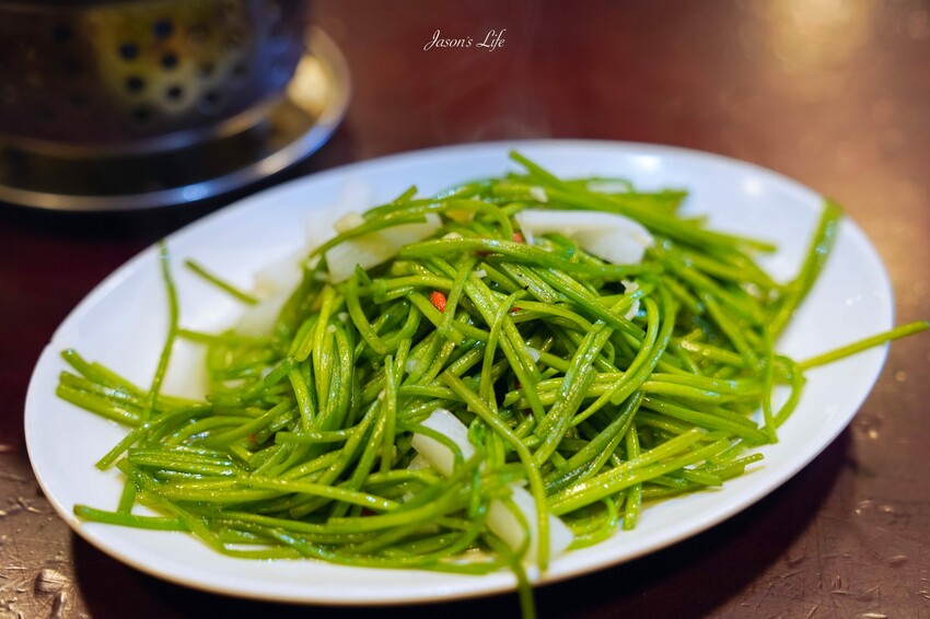 【宜蘭蘇澳│美食】番割田甕缸雞。蘇澳甕仔雞美食推薦,皮脆多汁,西魯肉特色菜,超推薦