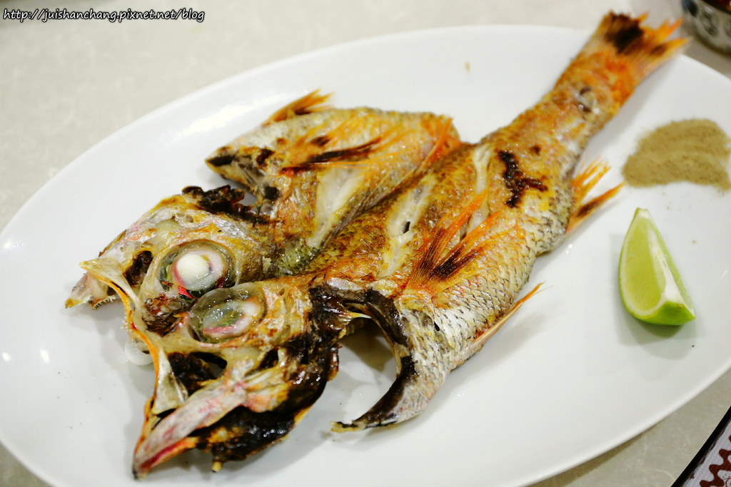 【食║宜蘭】壯圍阿國海鮮～令人意想不到藏在倉庫裡的美食，終於吃到傳說中的海鮮，果然是尚青啦！！！