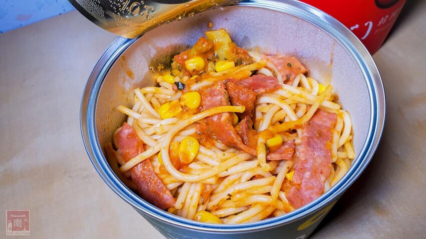 【臺南美食】誰說月底才能吃罐頭｜這罐頭超新奇打開是義大利麵和韓式燒肉飯｜中午限定買一送一共100元｜數量有限賣完為止~寓･永恆外帶便當 - 南人幫