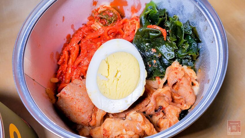 【臺南美食】誰說月底才能吃罐頭｜這罐頭超新奇打開是義大利麵和韓式燒肉飯｜中午限定買一送一共100元｜數量有限賣完為止~寓･永恆外帶便當 - 南人幫