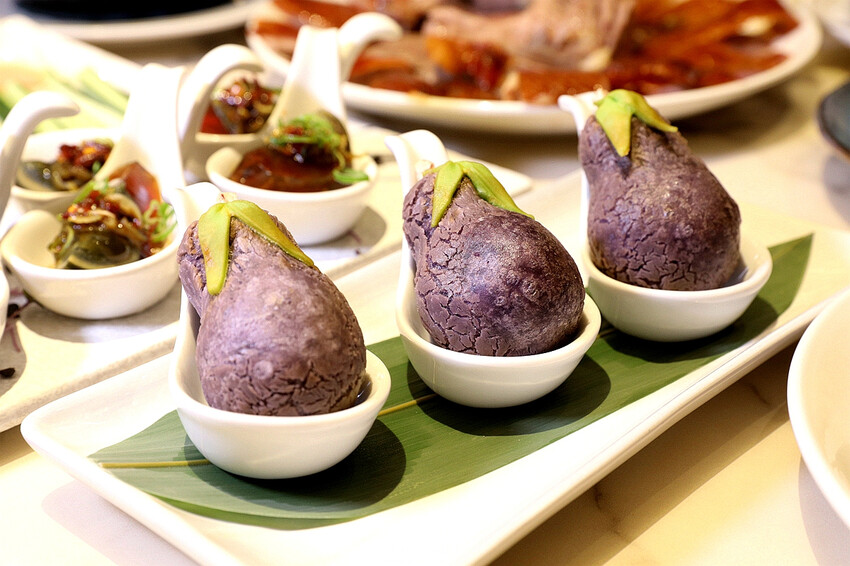 港點&烤鴨控必收!現烤出爐桌邊片皮鴨 鮮美海鮮料理、經典港式點心