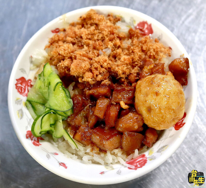 台南米糕/沒有店名飄香40多年/連google地圖都找不到/每日限量晚來吃不到/生意好到連平日都客滿/在地老饕口袋名單沒有觀光客/價格超佛心吃飽100元有找