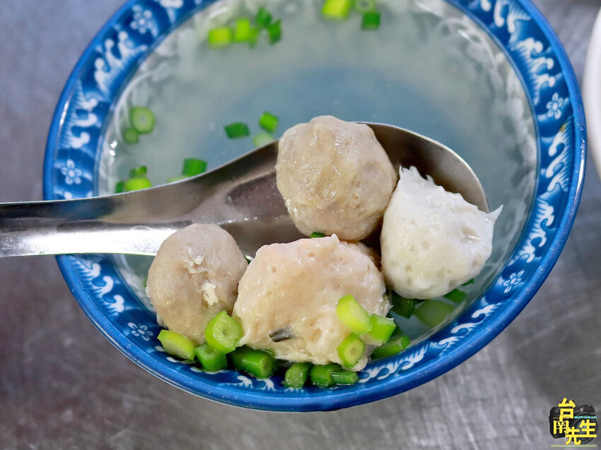 台南米糕/沒有店名飄香40多年/連google地圖都找不到/每日限量晚來吃不到/生意好到連平日都客滿/在地老饕口袋名單沒有觀光客/價格超佛心吃飽100元有找