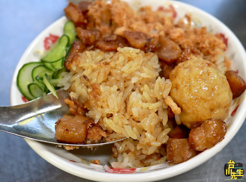 台南米糕/沒有店名飄香40多年/連google地圖都找不到/每日限量晚來吃不到/生意好到連平日都客滿/在地老饕口袋名單沒有觀光客/價格超佛心吃飽100元有找