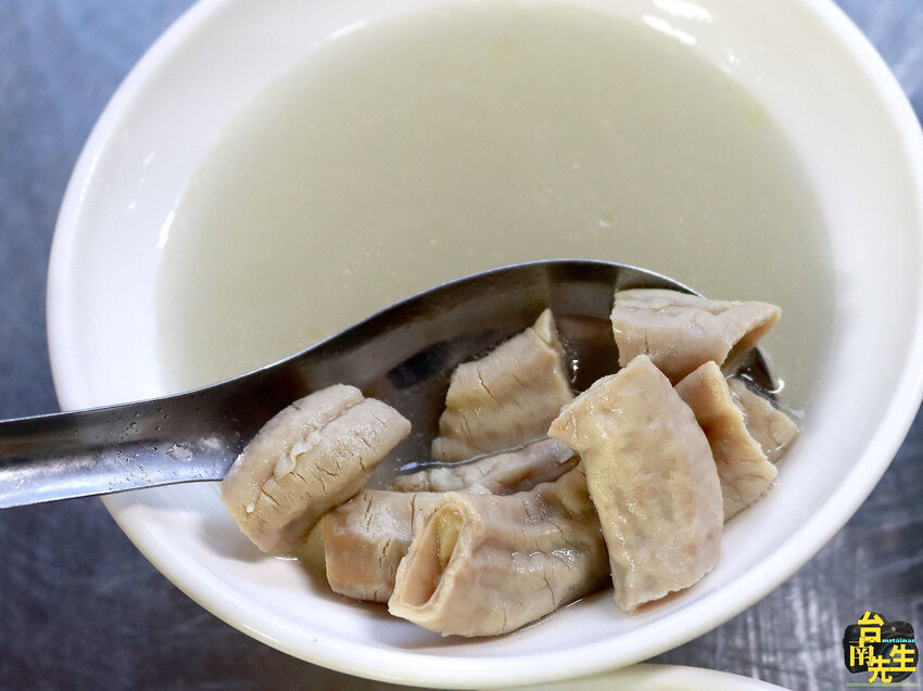 台南米糕/沒有店名飄香40多年/連google地圖都找不到/每日限量晚來吃不到/生意好到連平日都客滿/在地老饕口袋名單沒有觀光客/價格超佛心吃飽100元有找