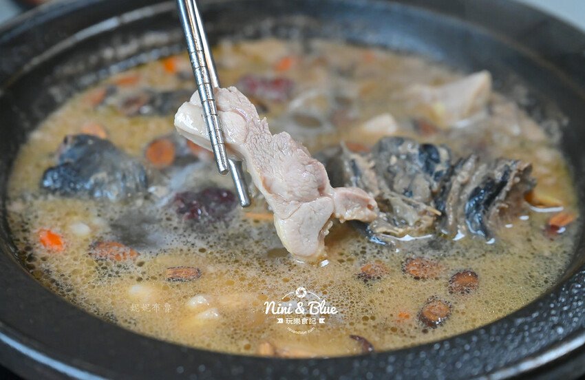 台中火鍋推薦,獨特爆炒台式鹹香湯頭,個人鍋299元起就有蔬食自助吧