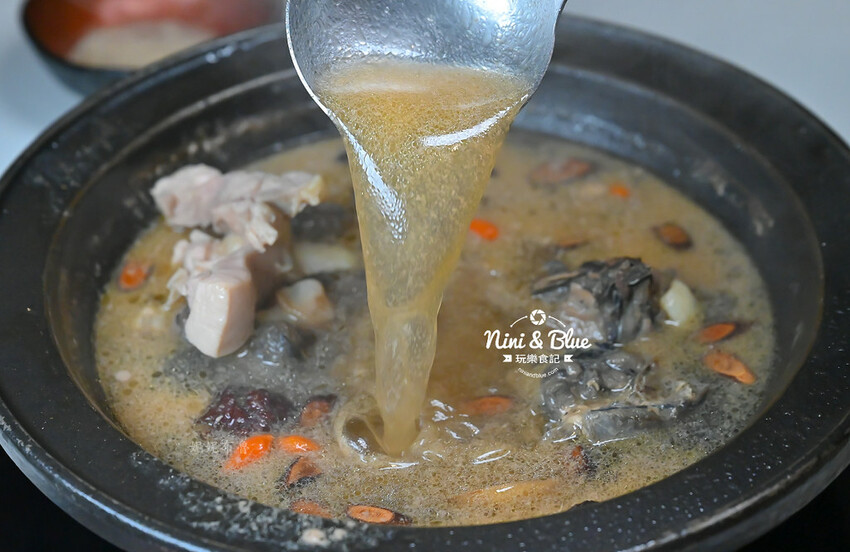 台中火鍋推薦,獨特爆炒台式鹹香湯頭,個人鍋299元起就有蔬食自助吧