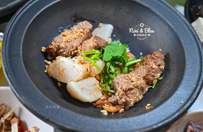 台中火鍋推薦,獨特爆炒台式鹹香湯頭,個人鍋299元起就有蔬食自助吧