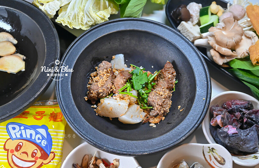 台中火鍋推薦,獨特爆炒台式鹹香湯頭,個人鍋299元起就有蔬食自助吧