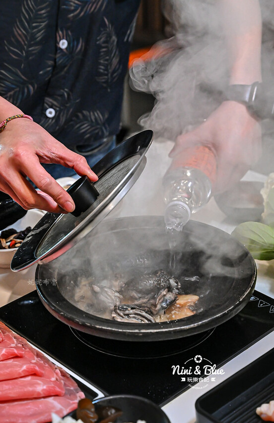 台中火鍋推薦,獨特爆炒台式鹹香湯頭,個人鍋299元起就有蔬食自助吧