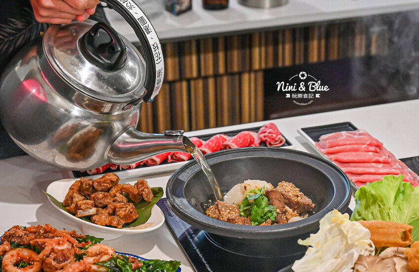 台中火鍋推薦,獨特爆炒台式鹹香湯頭,個人鍋299元起就有蔬食自助吧