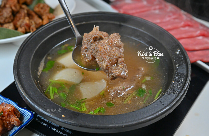 台中火鍋推薦,獨特爆炒台式鹹香湯頭,個人鍋299元起就有蔬食自助吧
