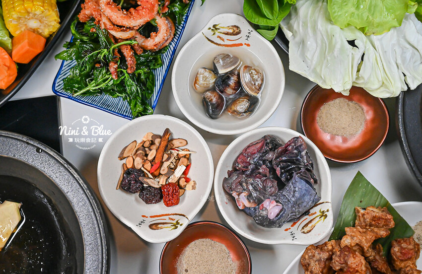 台中火鍋推薦,獨特爆炒台式鹹香湯頭,個人鍋299元起就有蔬食自助吧