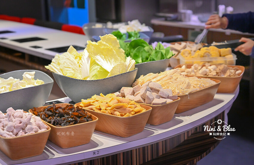 台中火鍋推薦,獨特爆炒台式鹹香湯頭,個人鍋299元起就有蔬食自助吧