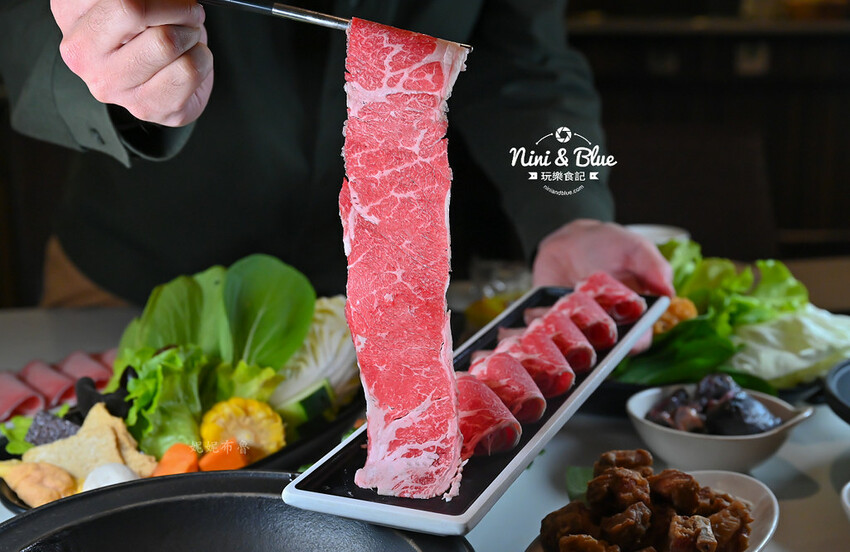 台中火鍋推薦,獨特爆炒台式鹹香湯頭,個人鍋299元起就有蔬食自助吧