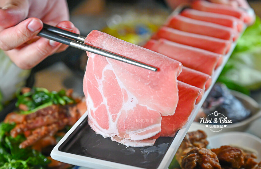 台中火鍋推薦,獨特爆炒台式鹹香湯頭,個人鍋299元起就有蔬食自助吧