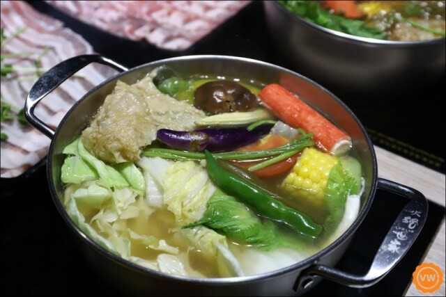 雲林聚餐│斗六必吃精緻海鮮火鍋：火鍋世家 獨家特色湯底、超澎派痛風蝦、奢華海陸套餐爽爽吃！