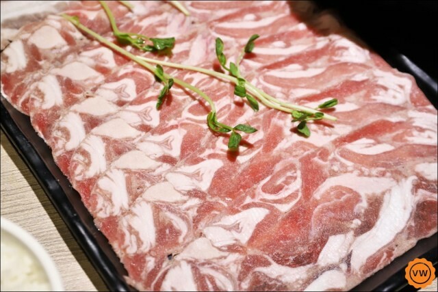 雲林聚餐│斗六必吃精緻海鮮火鍋：火鍋世家 獨家特色湯底、超澎派痛風蝦、奢華海陸套餐爽爽吃！