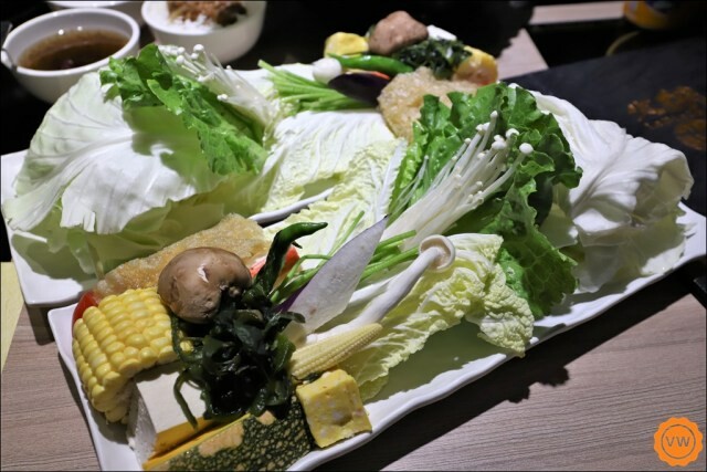 雲林聚餐│斗六必吃精緻海鮮火鍋：火鍋世家 獨家特色湯底、超澎派痛風蝦、奢華海陸套餐爽爽吃！