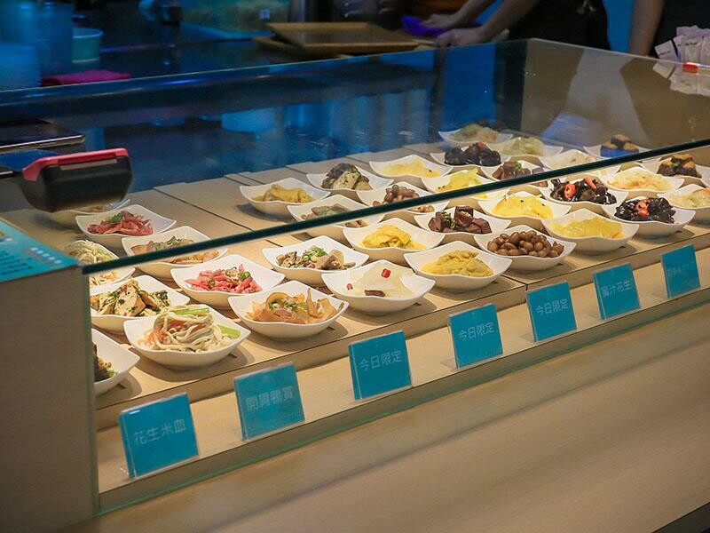 新竹墨竹亭燃麵本家 百元內吃鮮蝦抄手燃麵 推出旨味燒豚拉麵、泰緬酸辣豚、黑椒嫩豬煲跨界新菜單