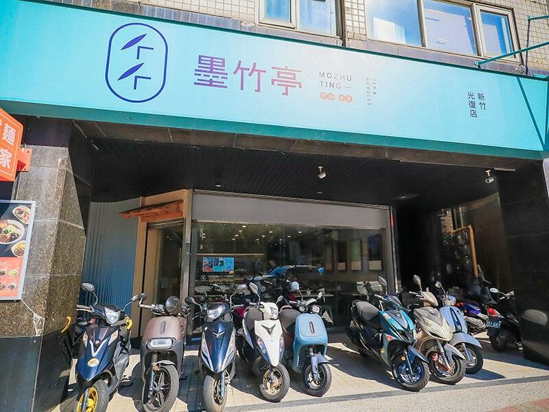 新竹墨竹亭燃麵本家 百元內吃鮮蝦抄手燃麵 推出旨味燒豚拉麵、泰緬酸辣豚、黑椒嫩豬煲跨界新菜單