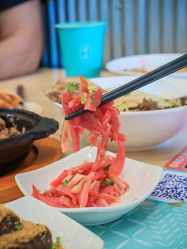 新竹墨竹亭燃麵本家 百元內吃鮮蝦抄手燃麵 推出旨味燒豚拉麵、泰緬酸辣豚、黑椒嫩豬煲跨界新菜單