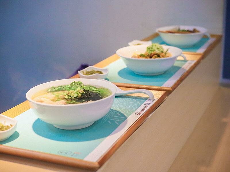 新竹墨竹亭燃麵本家 百元內吃鮮蝦抄手燃麵 推出旨味燒豚拉麵、泰緬酸辣豚、黑椒嫩豬煲跨界新菜單