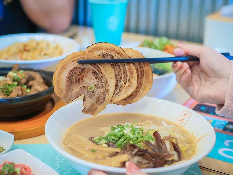 新竹墨竹亭燃麵本家 百元內吃鮮蝦抄手燃麵 推出旨味燒豚拉麵、泰緬酸辣豚、黑椒嫩豬煲跨界新菜單