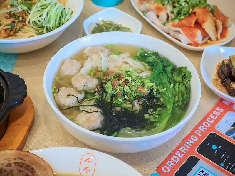 新竹墨竹亭燃麵本家 百元內吃鮮蝦抄手燃麵 推出旨味燒豚拉麵、泰緬酸辣豚、黑椒嫩豬煲跨界新菜單