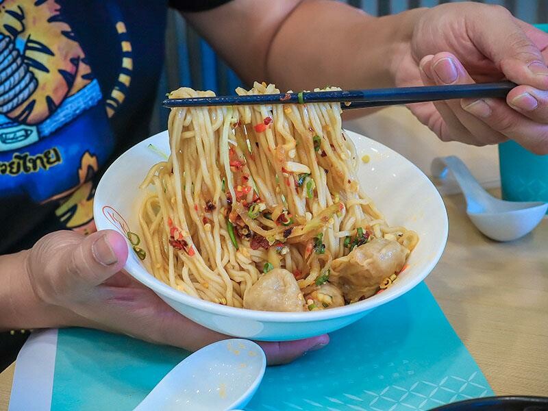 新竹墨竹亭燃麵本家 百元內吃鮮蝦抄手燃麵 推出旨味燒豚拉麵、泰緬酸辣豚、黑椒嫩豬煲跨界新菜單