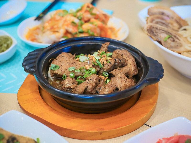 新竹墨竹亭燃麵本家 百元內吃鮮蝦抄手燃麵 推出旨味燒豚拉麵、泰緬酸辣豚、黑椒嫩豬煲跨界新菜單