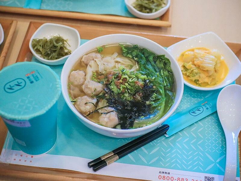 新竹墨竹亭燃麵本家 百元內吃鮮蝦抄手燃麵 推出旨味燒豚拉麵、泰緬酸辣豚、黑椒嫩豬煲跨界新菜單