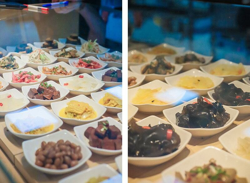 新竹墨竹亭燃麵本家 百元內吃鮮蝦抄手燃麵 推出旨味燒豚拉麵、泰緬酸辣豚、黑椒嫩豬煲跨界新菜單