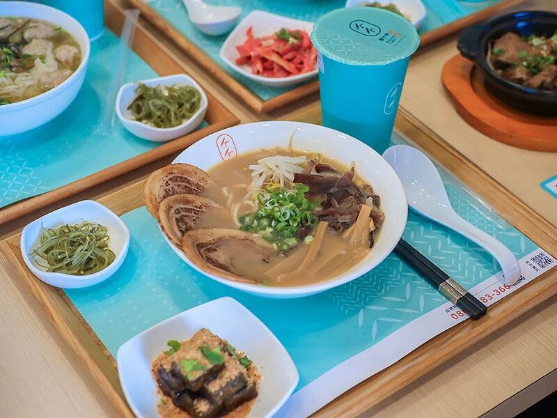 新竹墨竹亭燃麵本家 百元內吃鮮蝦抄手燃麵 推出旨味燒豚拉麵、泰緬酸辣豚、黑椒嫩豬煲跨界新菜單