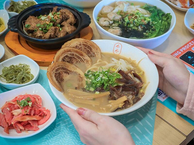 新竹墨竹亭燃麵本家 百元內吃鮮蝦抄手燃麵 推出旨味燒豚拉麵、泰緬酸辣豚、黑椒嫩豬煲跨界新菜單