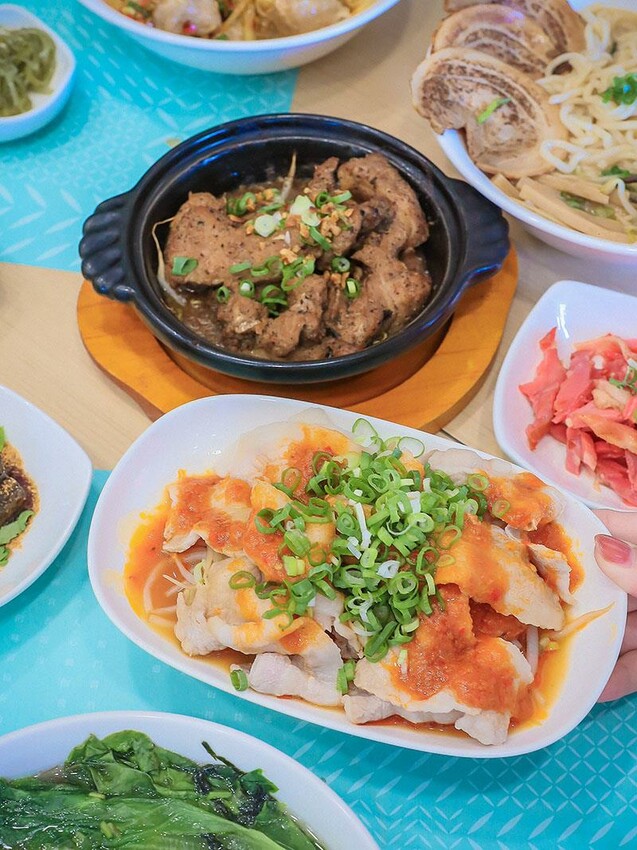 新竹墨竹亭燃麵本家 百元內吃鮮蝦抄手燃麵 推出旨味燒豚拉麵、泰緬酸辣豚、黑椒嫩豬煲跨界新菜單