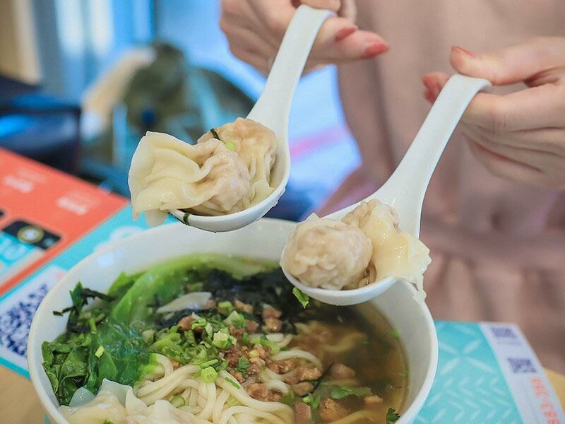 新竹墨竹亭燃麵本家 百元內吃鮮蝦抄手燃麵 推出旨味燒豚拉麵、泰緬酸辣豚、黑椒嫩豬煲跨界新菜單