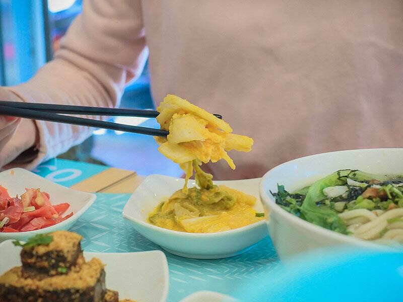 新竹墨竹亭燃麵本家 百元內吃鮮蝦抄手燃麵 推出旨味燒豚拉麵、泰緬酸辣豚、黑椒嫩豬煲跨界新菜單