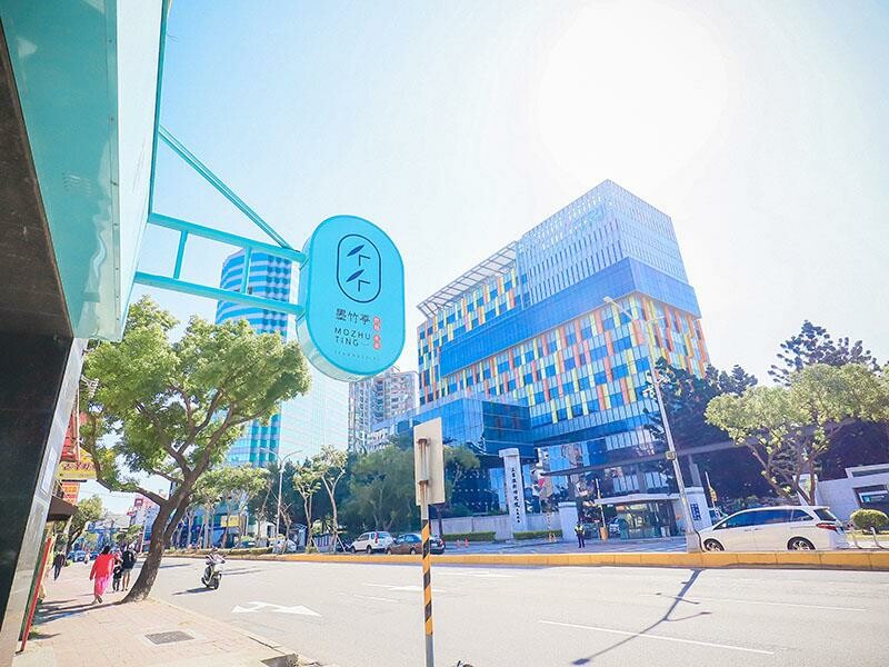 新竹墨竹亭燃麵本家 百元內吃鮮蝦抄手燃麵 推出旨味燒豚拉麵、泰緬酸辣豚、黑椒嫩豬煲跨界新菜單