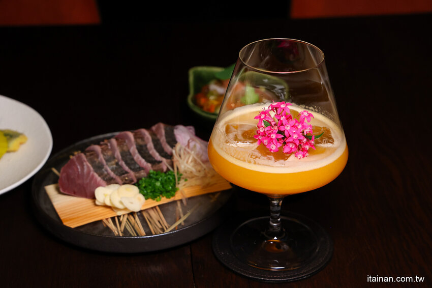 免出國就能品嘗日本正統古法藁燒日料、挑高光雕秀主題酒吧讓人驚艷!高雄洲際酒店「WA-RA 日式餐廳」わら餐廳新開幕 @台南好Food遊