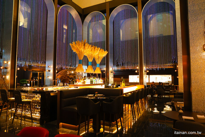 免出國就能品嘗日本正統古法藁燒日料、挑高光雕秀主題酒吧讓人驚艷!高雄洲際酒店「WA-RA 日式餐廳」わら餐廳新開幕 @台南好Food遊